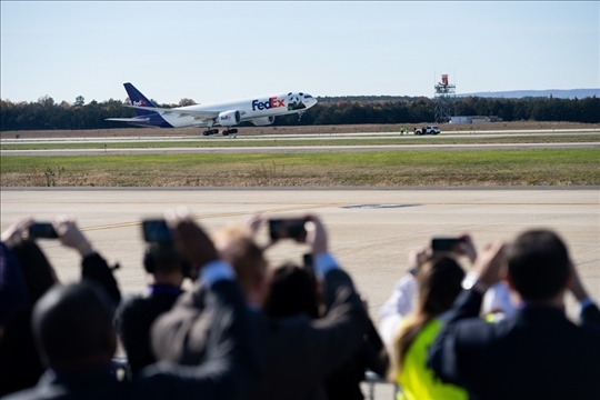 2023年11月8日，運(yùn)送大熊貓的專機(jī)從美國弗吉尼亞州的華盛頓杜勒斯國際機(jī)場起飛。旅居美國的大熊貓“美香”“添添”和它們在華盛頓出生并長大的雄性幼崽“小奇跡”當(dāng)天啟程返回中國。新華社記者 劉杰攝