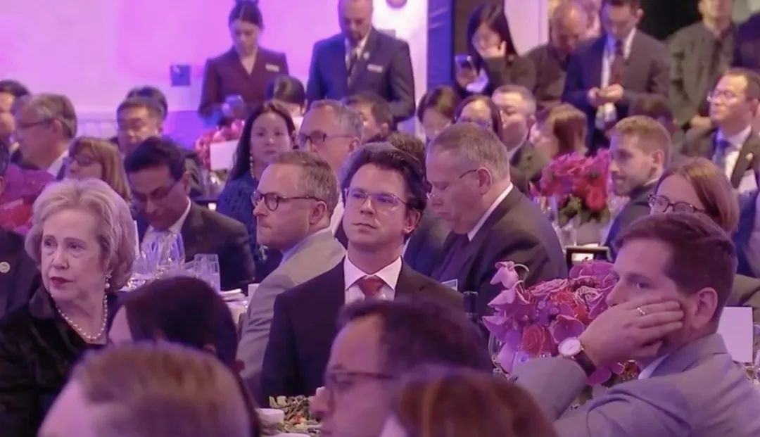 △當(dāng)?shù)貢r(shí)間11月15日晚，習(xí)近平主席在美國友好團(tuán)體聯(lián)合歡迎宴會(huì)上發(fā)表演講。圖為參加宴會(huì)的人士認(rèn)真聆聽演講。