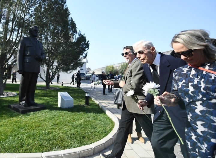 10月30日，在北京，飛虎隊老兵哈里·莫耶（中）向陳納德將軍雕像獻花。