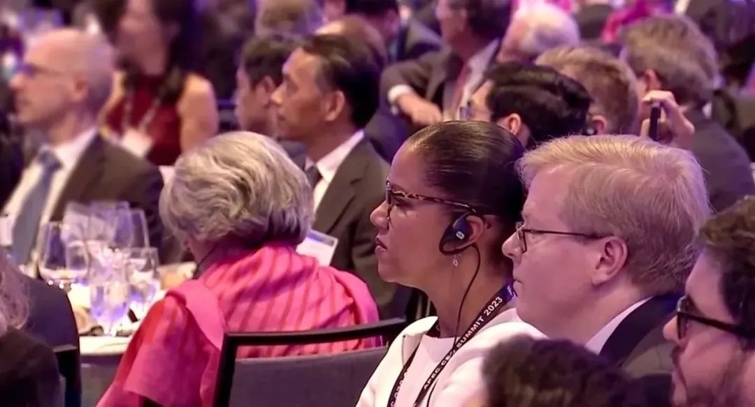 △參加宴會(huì)的人士認(rèn)真聆聽演講。