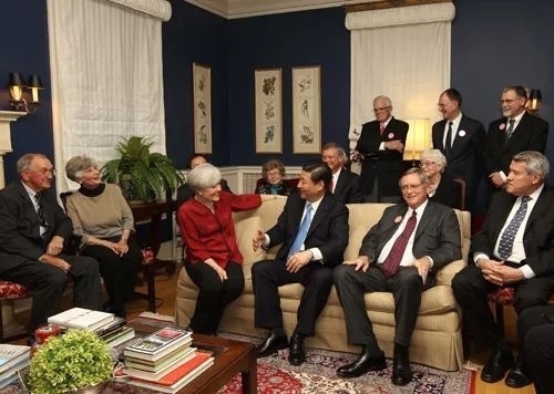 △2012年2月15日，習(xí)近平在前艾奧瓦州友好省州委員會(huì)委員蘭蒂夫人（左三）的家中回憶1985年訪問該地時(shí)的情景。