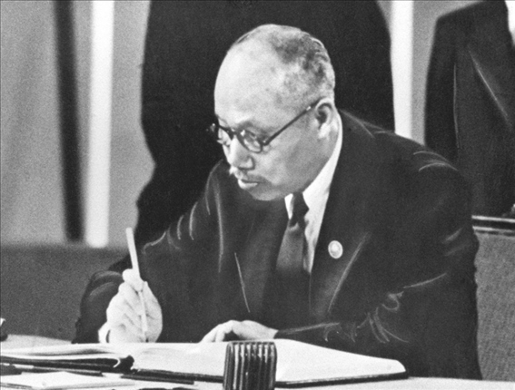 董必武在《聯(lián)合國憲章》上簽名。新華社發(fā)