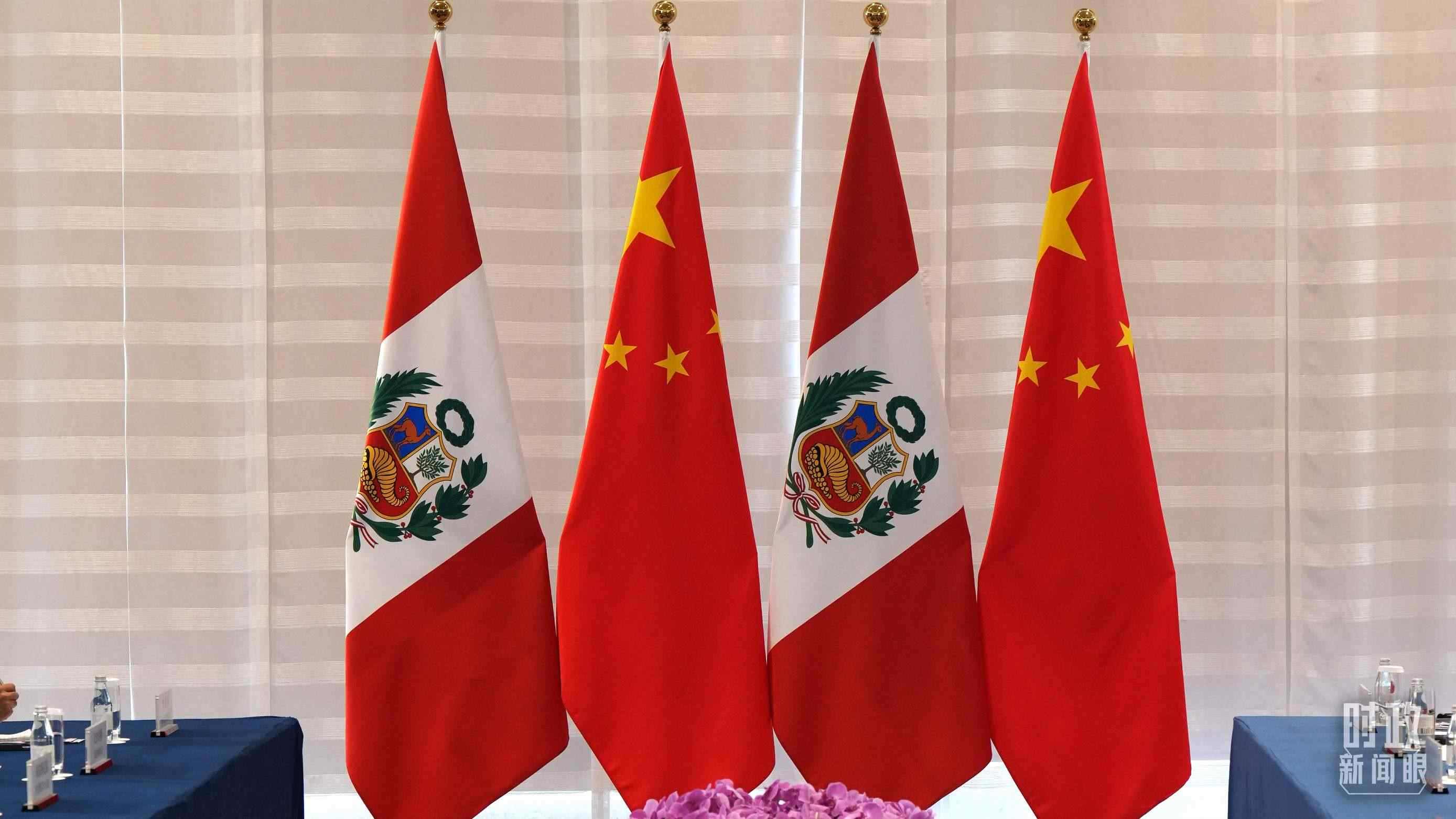 △會(huì)談現(xiàn)場(chǎng)的中秘兩國(guó)國(guó)旗。（總臺(tái)國(guó)廣記者李晉拍攝）