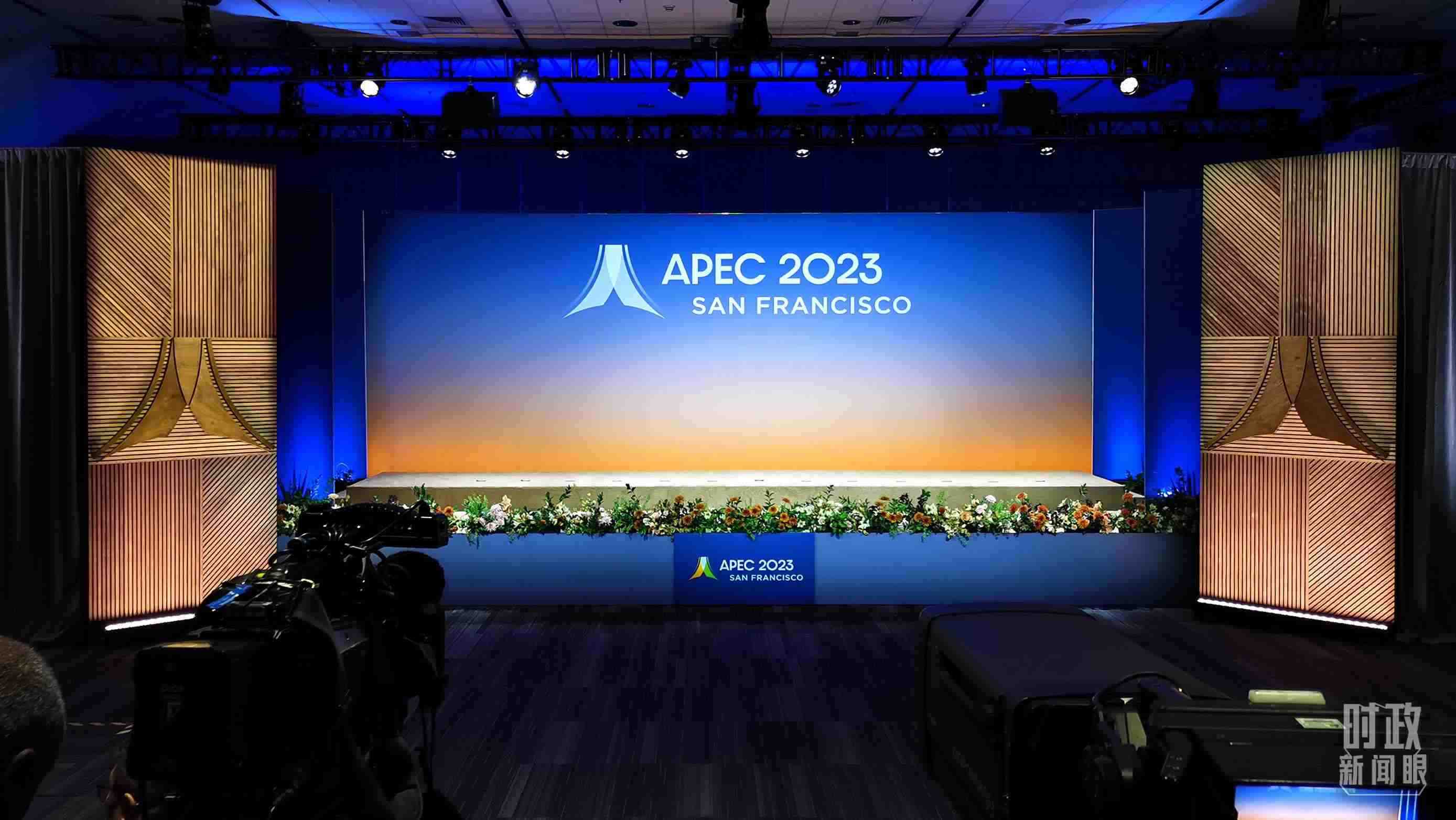 △16日，APEC領(lǐng)導(dǎo)人同東道主嘉賓在對(duì)話會(huì)前集體合影，圖為記者們?cè)诘却嫌伴_(kāi)始。（總臺(tái)央視記者石偉明拍攝）