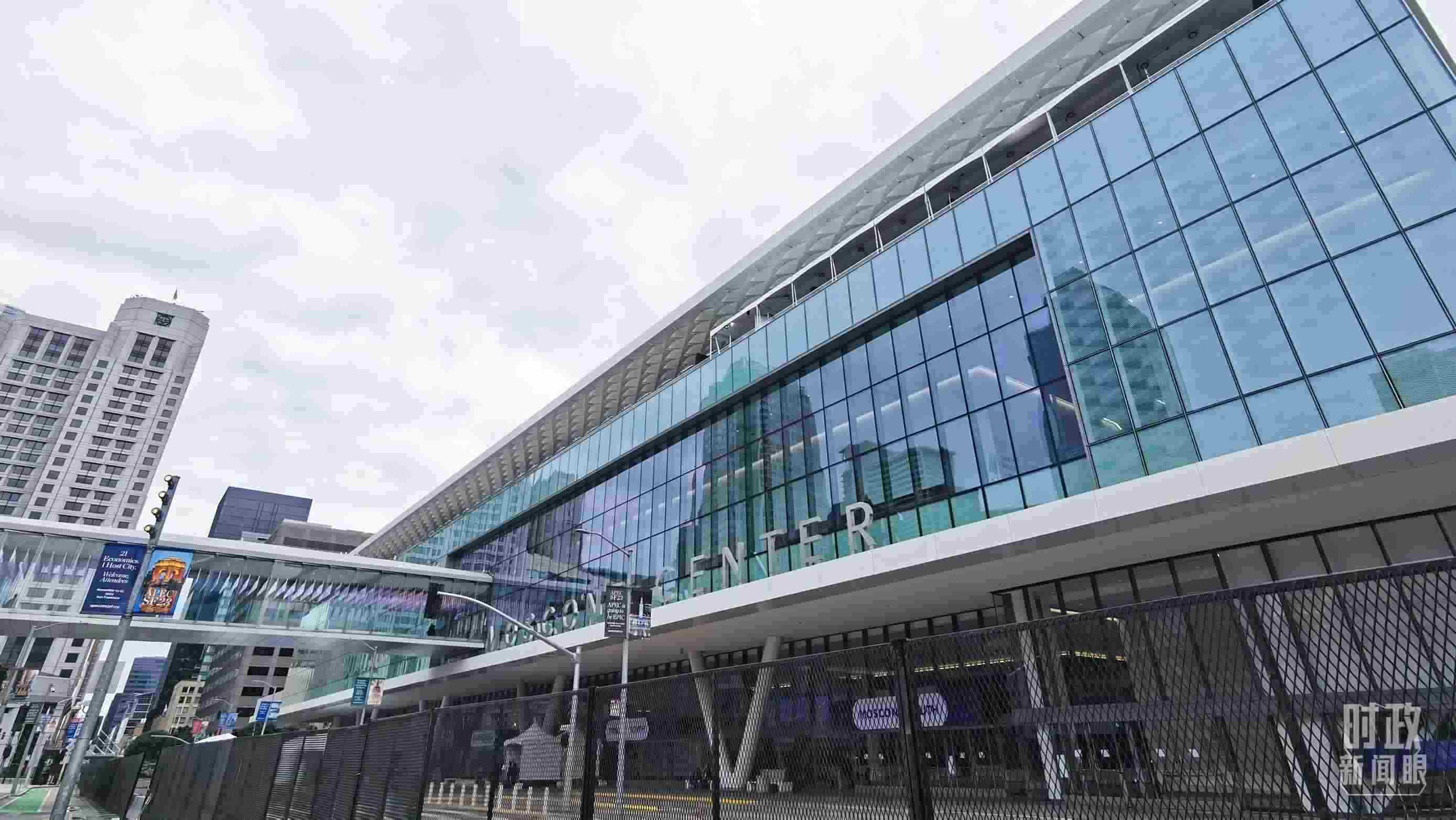 △美國(guó)舊金山，莫斯康中心，APEC第三十次領(lǐng)導(dǎo)人非正式會(huì)議在這里舉行。（總臺(tái)央視記者曹亞星拍攝）