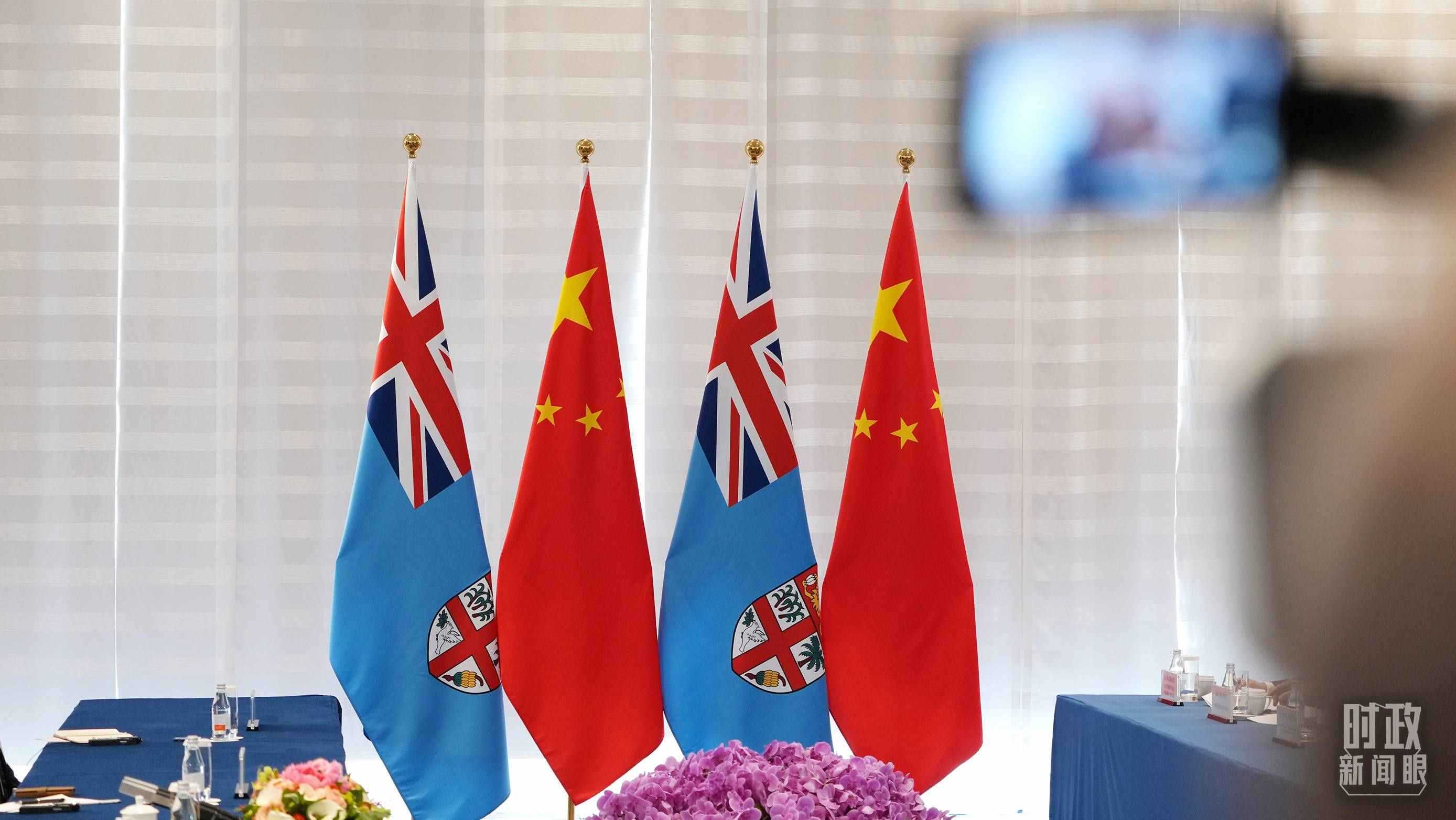 △會(huì)談現(xiàn)場(chǎng)的中斐兩國(guó)國(guó)旗。（總臺(tái)國(guó)廣記者李晉拍攝）