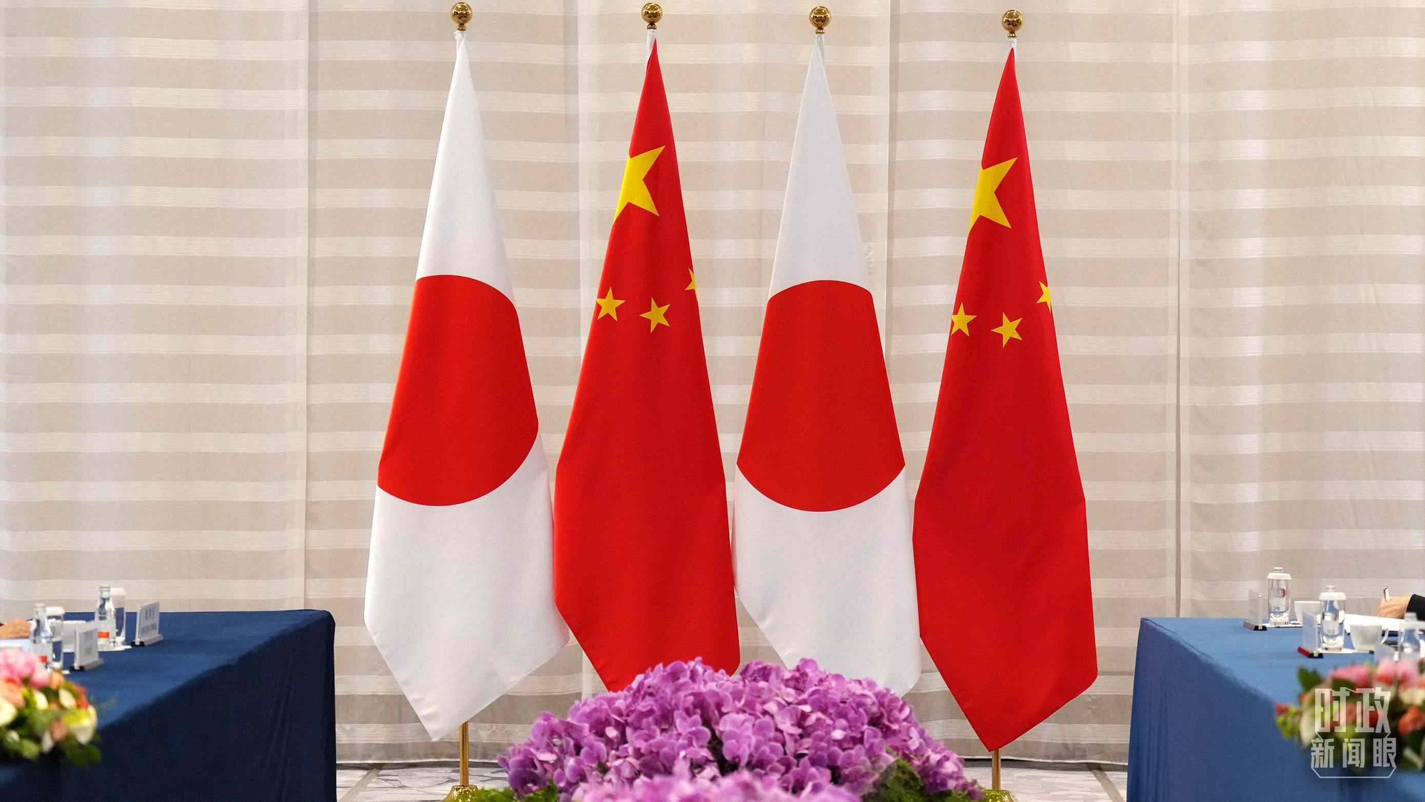 △會(huì)談現(xiàn)場(chǎng)的中日兩國(guó)國(guó)旗。（總臺(tái)國(guó)廣記者李晉拍攝）