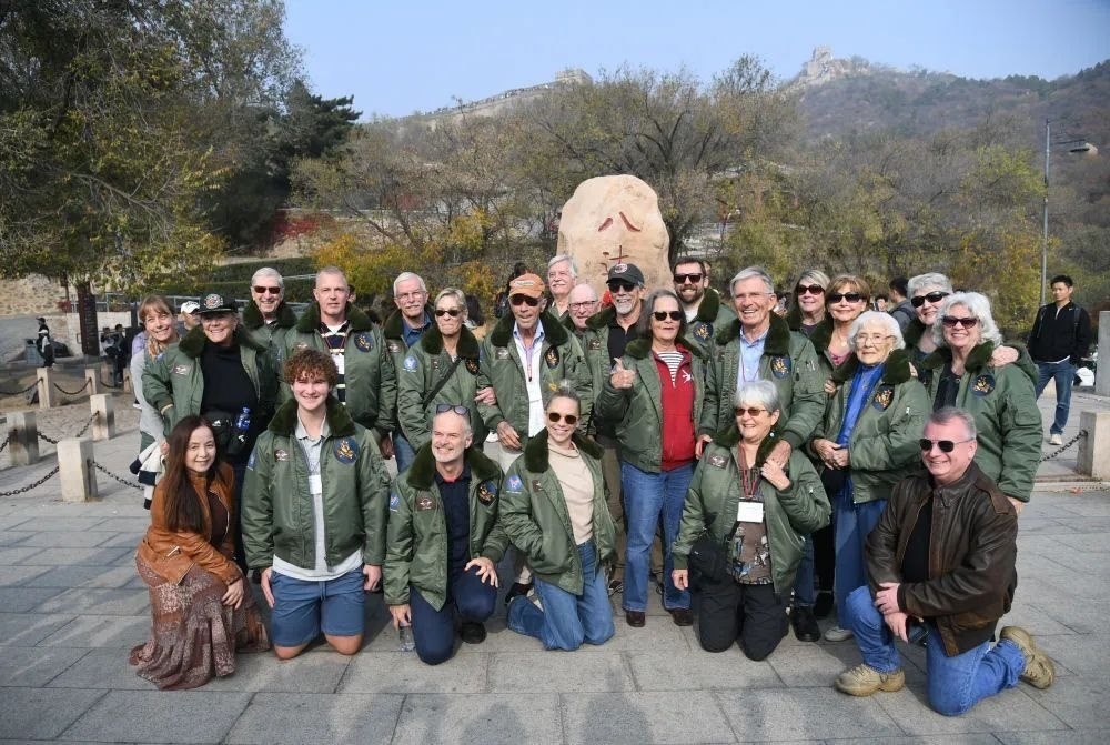 △2023年10月29日，飛虎隊(duì)老兵莫耶一行人在北京八達(dá)嶺長城合影留念。