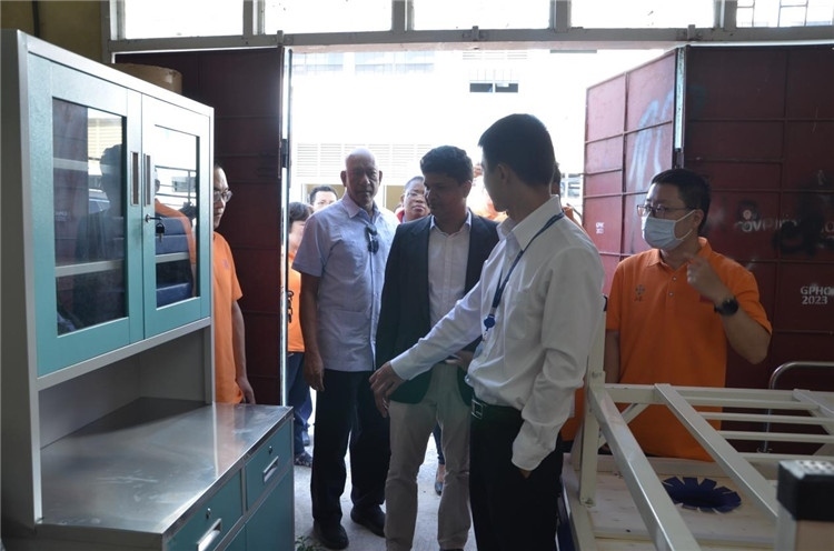 喬治敦公立醫(yī)院執(zhí)行院長接收捐贈物資。第十九期中國援圭亞那醫(yī)療隊(duì)供圖