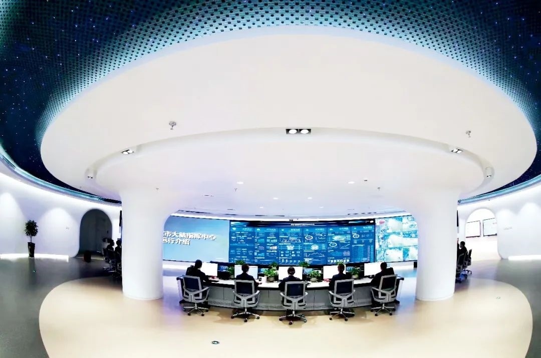 2021年2月2日，江西省撫州市東鄉(xiāng)區(qū)城市大腦指揮中心，工作人員通過城市大腦指揮平臺實時監(jiān)控、抓取、分析相關(guān)案件。