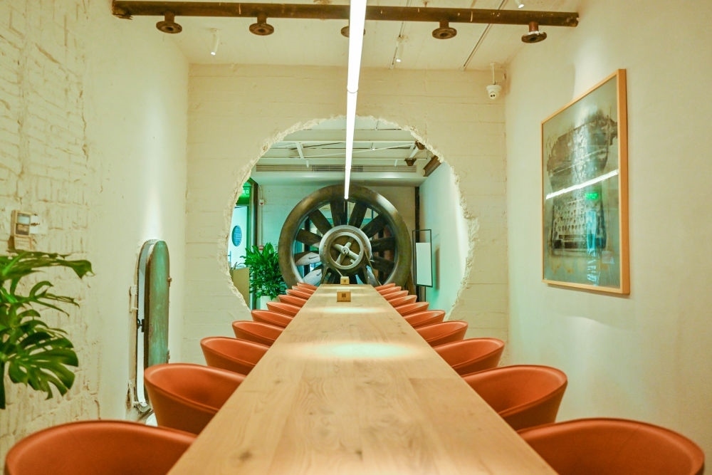 “絲聯(lián)166”園區(qū)內(nèi)保留工業(yè)遺存的咖啡館。（受訪者供圖）