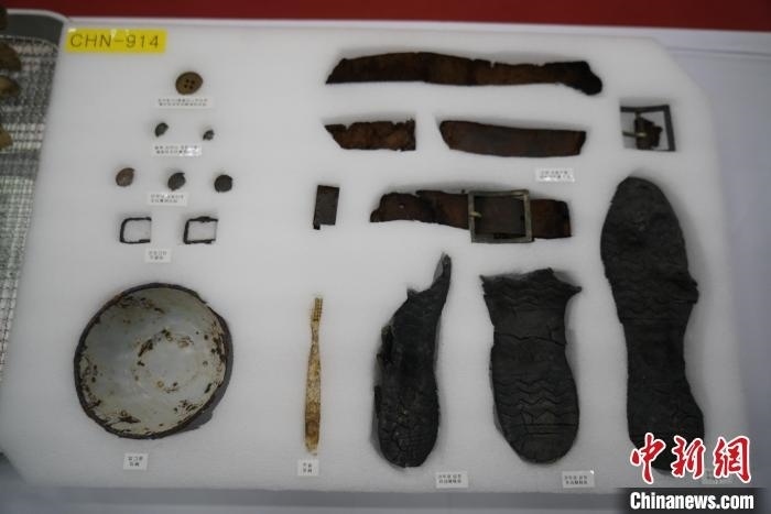 當(dāng)?shù)貢r間11月22日上午，第十批在韓中國人民志愿軍烈士遺骸裝殮儀式在韓國舉行。圖為裝殮儀式現(xiàn)場拍攝的部分志愿軍烈士遺物。中新社記者劉旭 攝