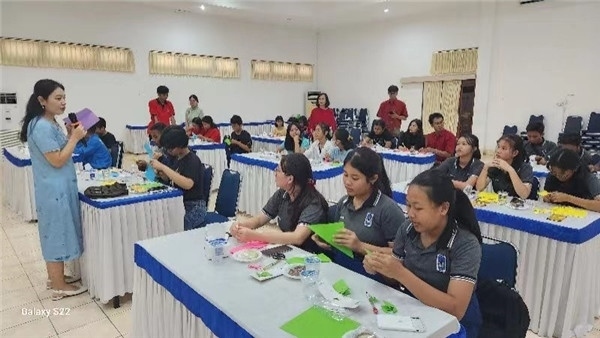 巴陵康孔子學院中方院長朱敏霞講解中國的二十四節(jié)氣。主辦方供圖