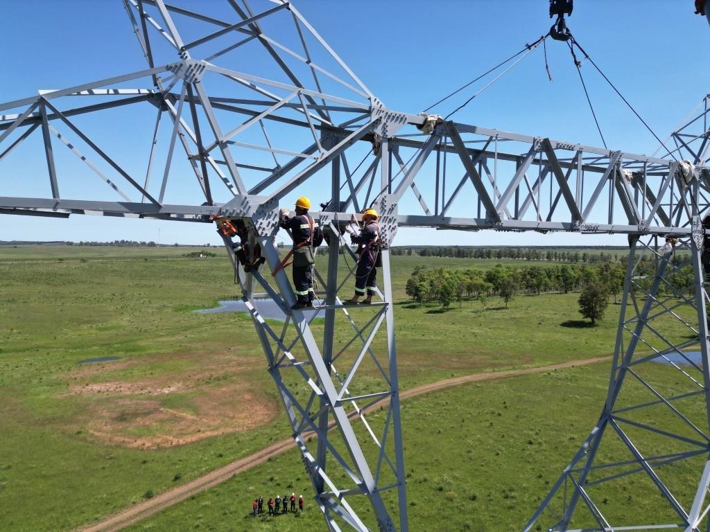 這是2023年11月15日拍攝的位于烏拉圭派桑杜省烏拉圭500千伏輸變電環(huán)網閉合項目施工現(xiàn)場。