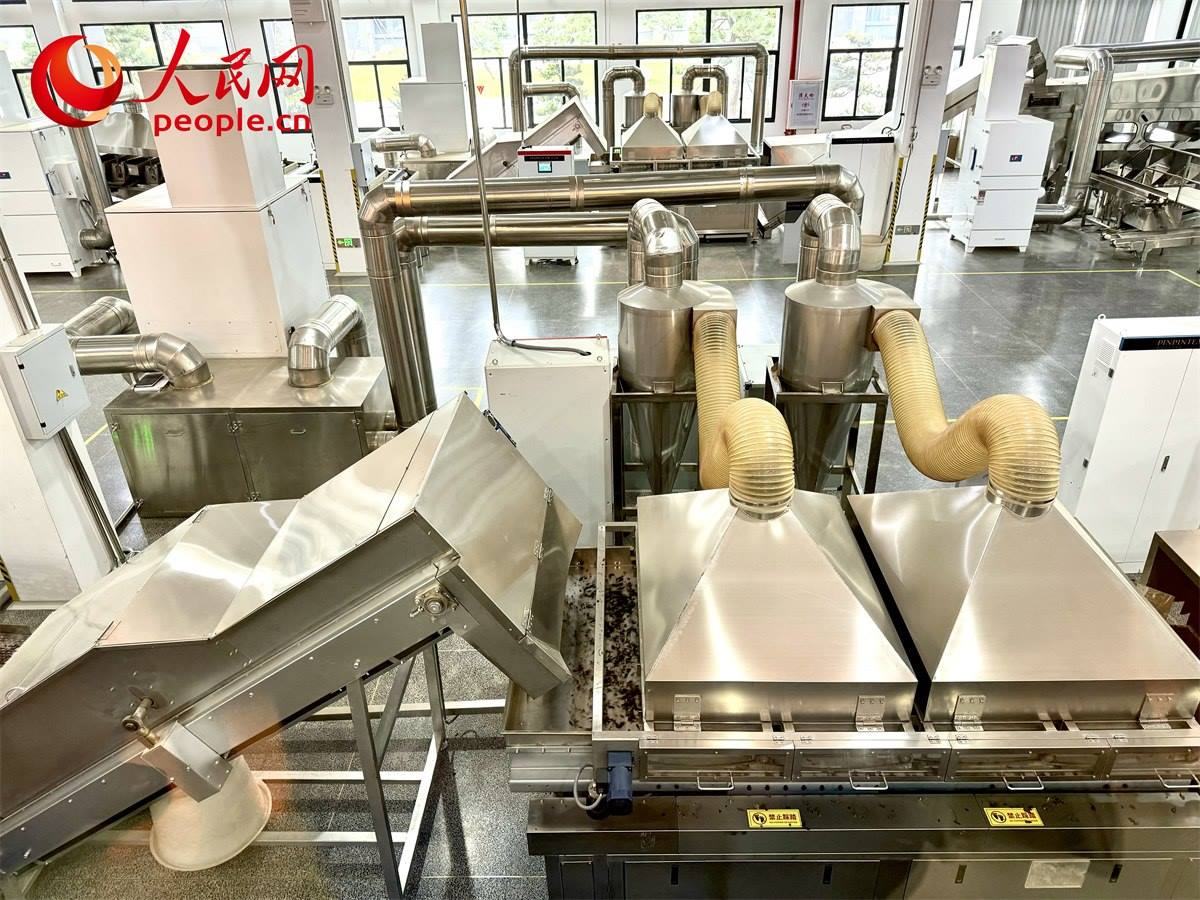 品品香白茶精制自動化生產(chǎn)廠房。人民網(wǎng)記者 劉微攝