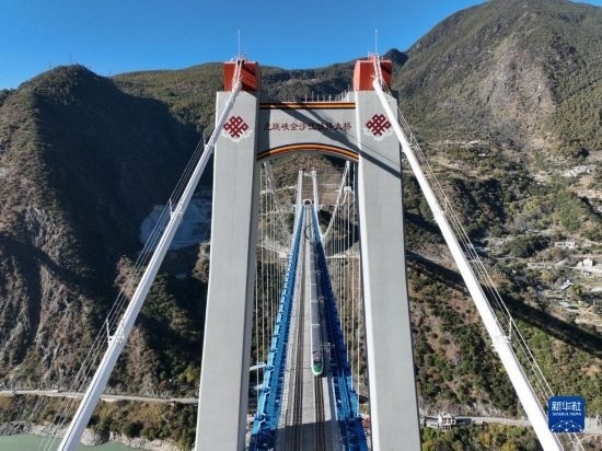 11月25日，列車通過麗香鐵路金沙江特大橋（無人機照片）。