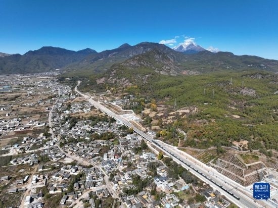 11月25日在麗江市境內(nèi)拍攝的即將開通的麗香鐵路（無人機照片）。