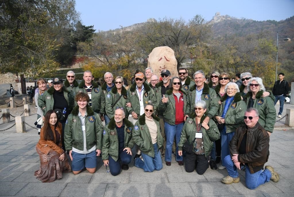 10月29日，飛虎隊(duì)老兵莫耶一行人在北京八達(dá)嶺長(zhǎng)城合影留念。當(dāng)日，美中航空遺產(chǎn)基金會(huì)訪華代表團(tuán)成員陸續(xù)抵達(dá)北京。新華社記者任超攝