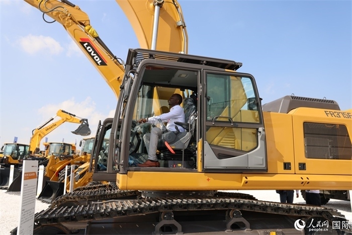 嘉賓參觀體驗(yàn)山東重工產(chǎn)品。人民網(wǎng)記者 任皓宇攝