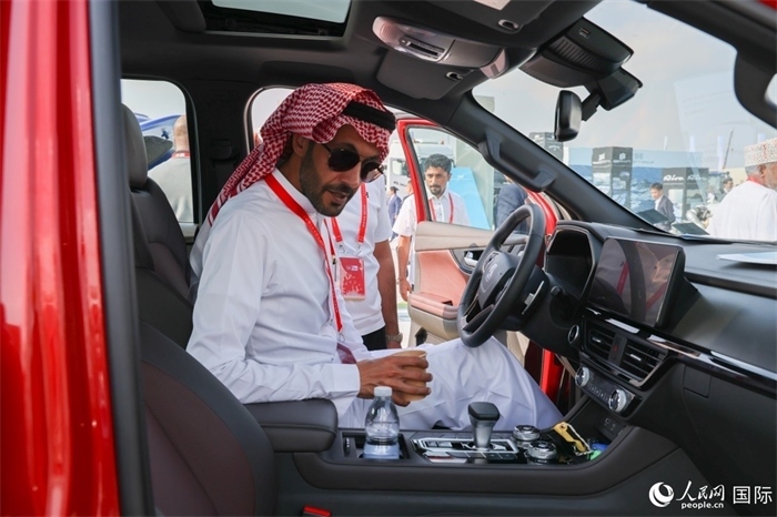 嘉賓參觀體驗(yàn)山東重工產(chǎn)品。人民網(wǎng)記者 任皓宇攝