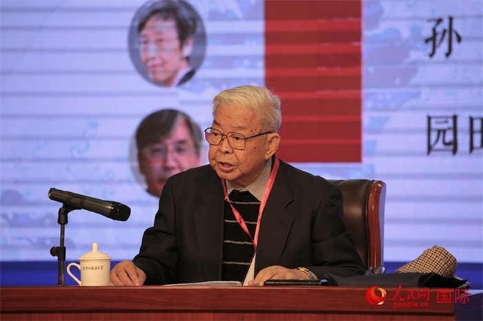 北京外國語大學(xué)北京日本學(xué)研究中心原主任嚴(yán)安生發(fā)表主旨演講。人民網(wǎng)記者 張麗婭攝