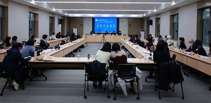“區(qū)域國別學(xué)視角下的日語學(xué)科建設(shè)”圓桌論壇現(xiàn)場。主辦方供圖