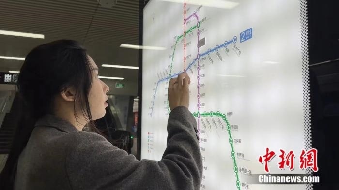 李佳夢(mèng)正在坐地鐵。呂盛楠 攝