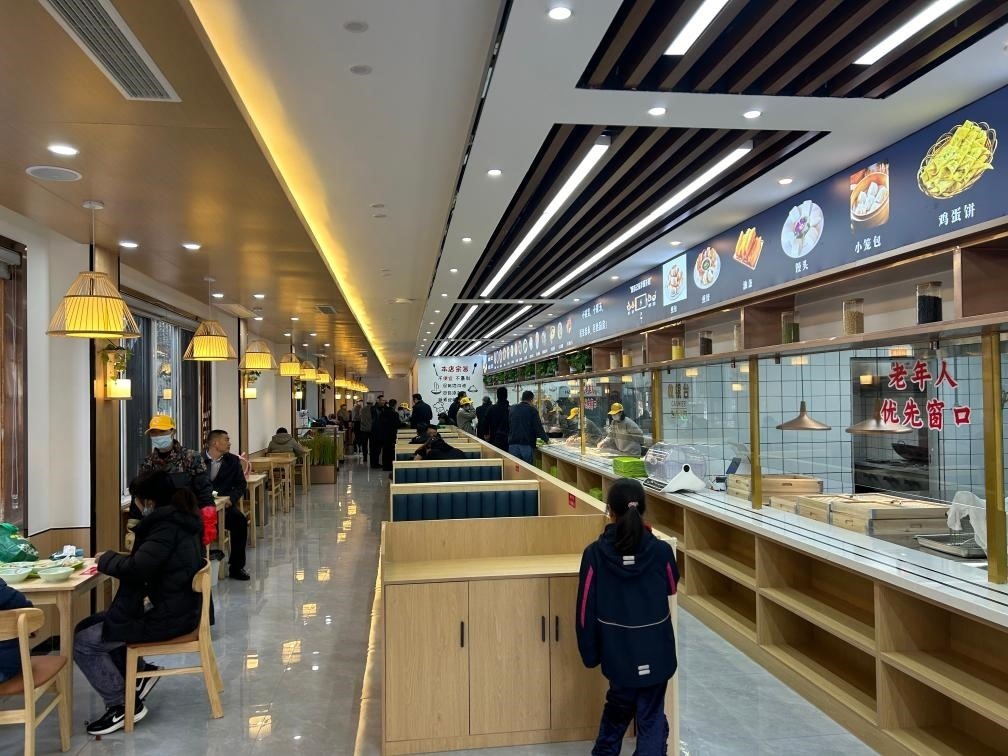 位于安徽合肥市瑤海區(qū)和平路街道綠苑社區(qū)的社區(qū)老年大食堂。（綠苑社區(qū)供圖）