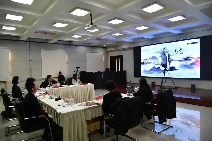 與會(huì)嘉賓觀看由美洲中心策劃制作的“一帶一路”主題視頻節(jié)目《習(xí)語(yǔ)用典——大道不孤 眾行致遠(yuǎn)》。