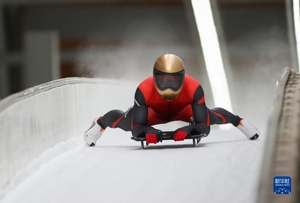 11月25日，天津隊選手閆文港在比賽中抵達終點。新華社記者 王楷焱 攝