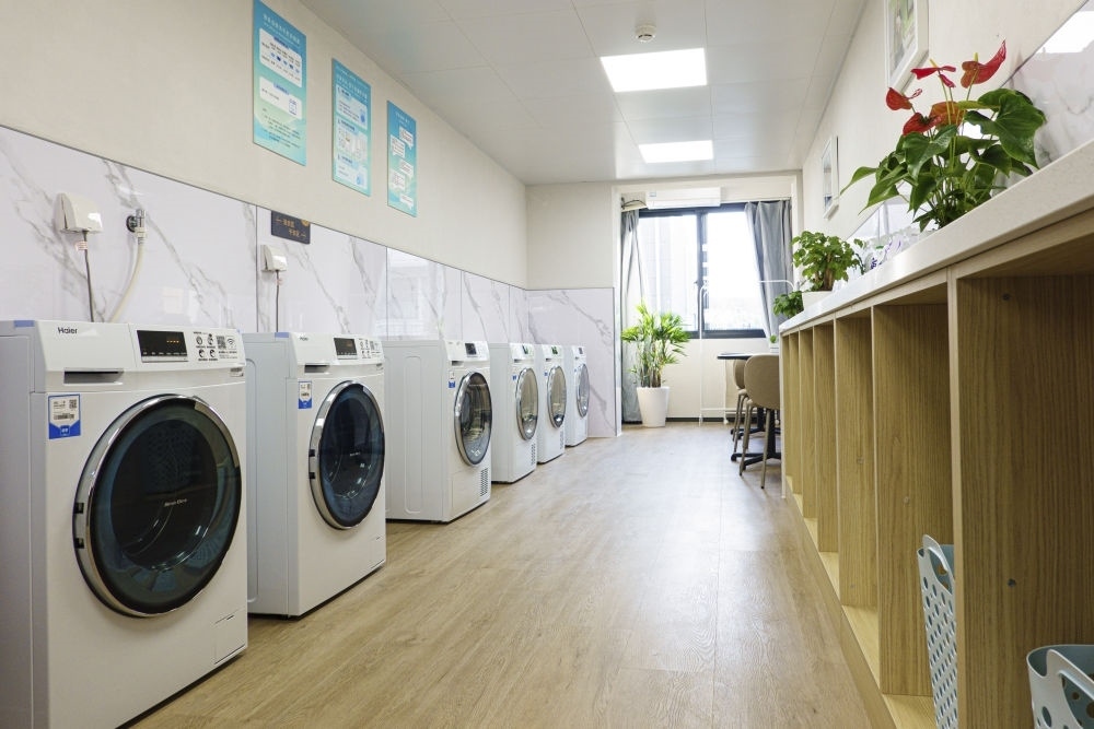 閔行區(qū)新時代城市建設者管理者之家的共享廚房和共享洗衣房。