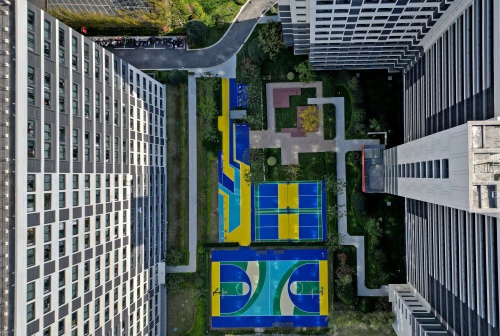 社區(qū)內(nèi)的運動場地設施（無人機照片）。