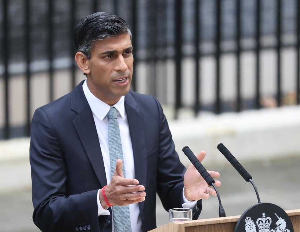 2022年10月25日，里?！ぬK納克在英國(guó)倫敦唐寧街10號(hào)首相府前發(fā)表講話。新華社記者李穎攝