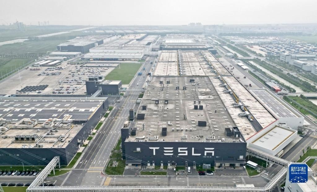 這是在中國（上海）自由貿(mào)易試驗(yàn)區(qū)臨港新片區(qū)拍攝的特斯拉上海超級(jí)工廠（2023年9月26日攝，無人機(jī)照片）。新華社記者 劉穎 攝