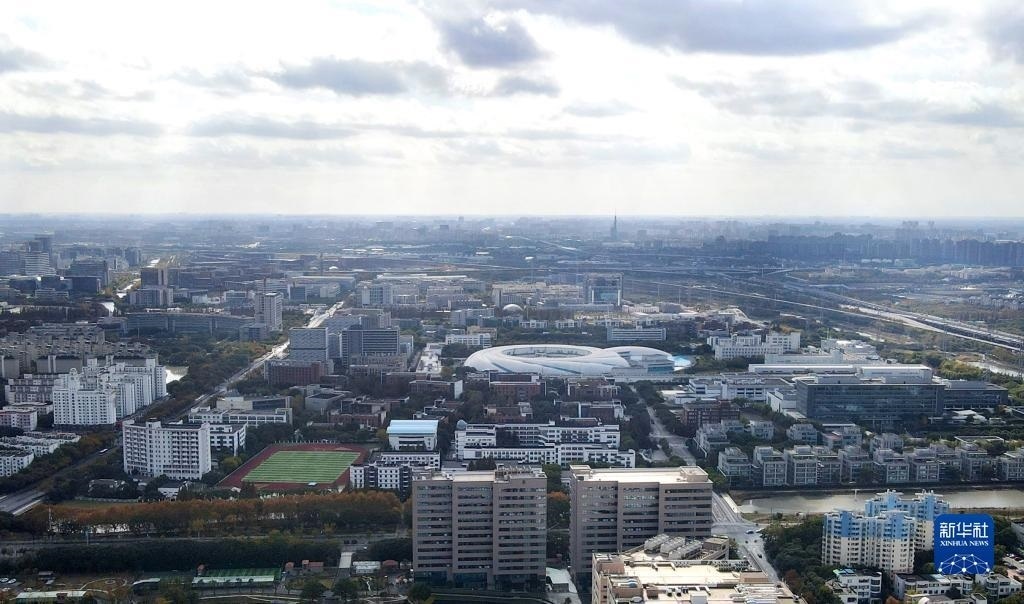 這是2023年11月25日在上海浦東新區(qū)張江科學(xué)城拍攝的形如鸚鵡螺的大科學(xué)裝置上海光源（中）（無人機(jī)照片）。新華社記者 方喆 攝