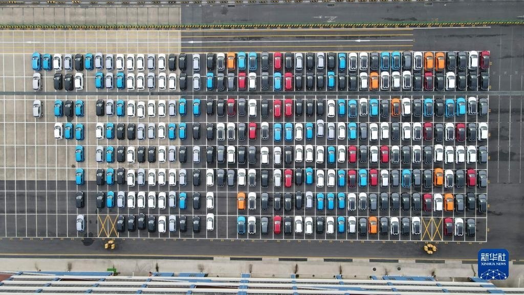 這是2023年7月9日在上海外高橋海通汽車碼頭拍攝的等待裝船運(yùn)往澳大利亞的上汽MG品牌汽車和新能源車（無人機(jī)照片）。新華社記者 方喆 攝