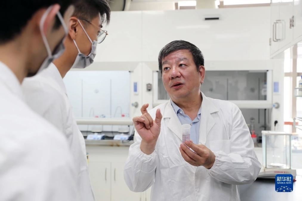 中國科學(xué)院院士、國家自然科學(xué)獎(jiǎng)一等獎(jiǎng)得主趙東元在復(fù)旦大學(xué)實(shí)驗(yàn)室里指導(dǎo)學(xué)生（2023年9月2日攝）。新華社記者 劉穎 攝