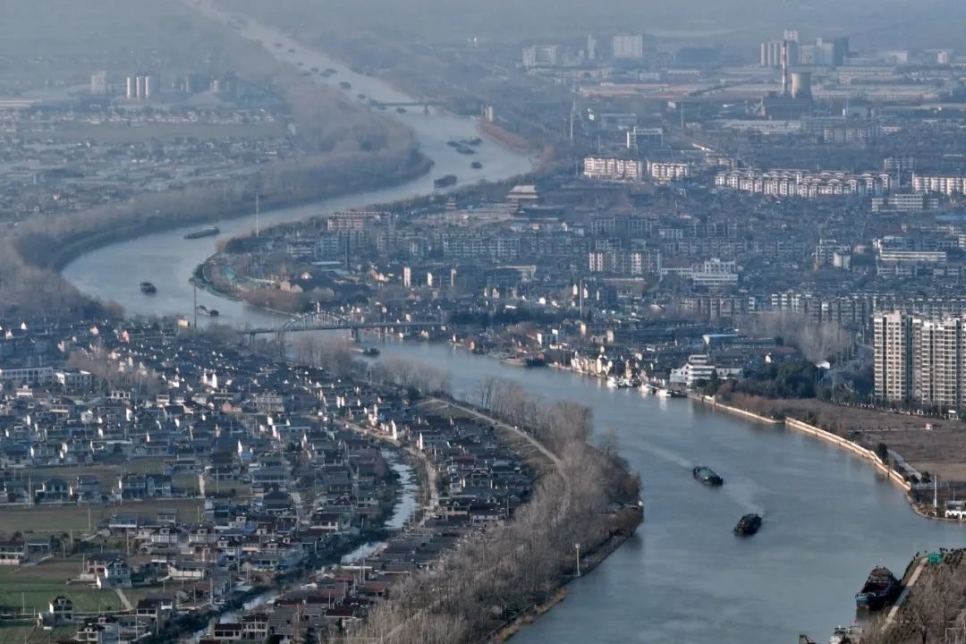 2月16日，貨船行駛在京杭大運河江蘇寶應段。新華社發(fā)（沈冬兵攝）