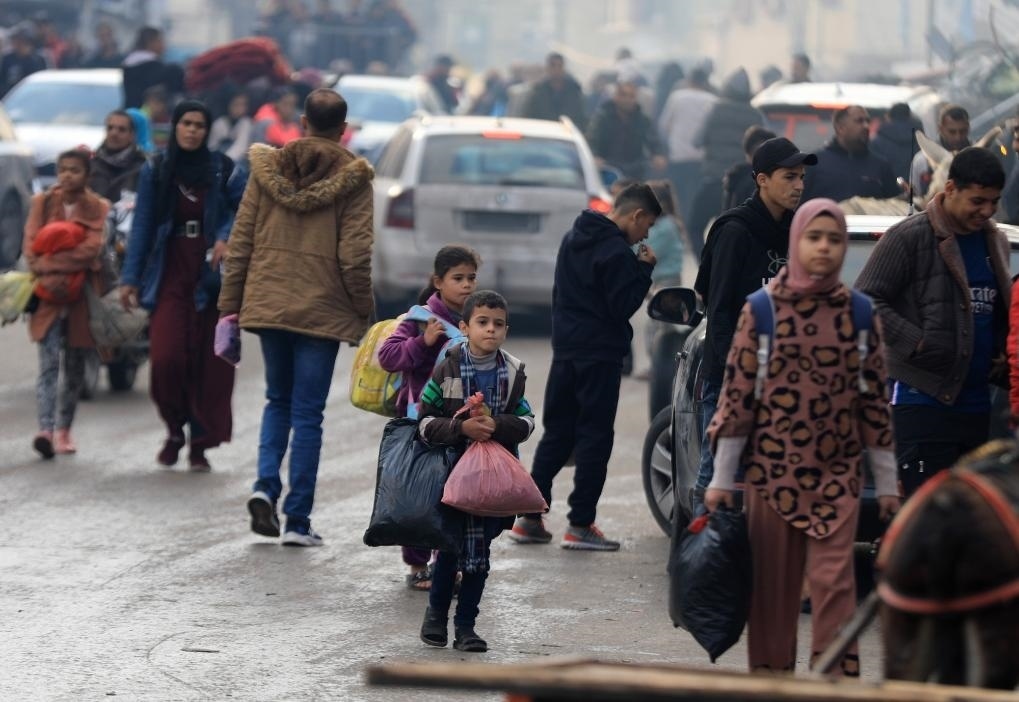 12月1日，在加沙地帶南部城市汗尤尼斯，人們在以軍恢復(fù)軍事行動后逃離家園。新華社發(fā)（亞西爾·庫迪攝）