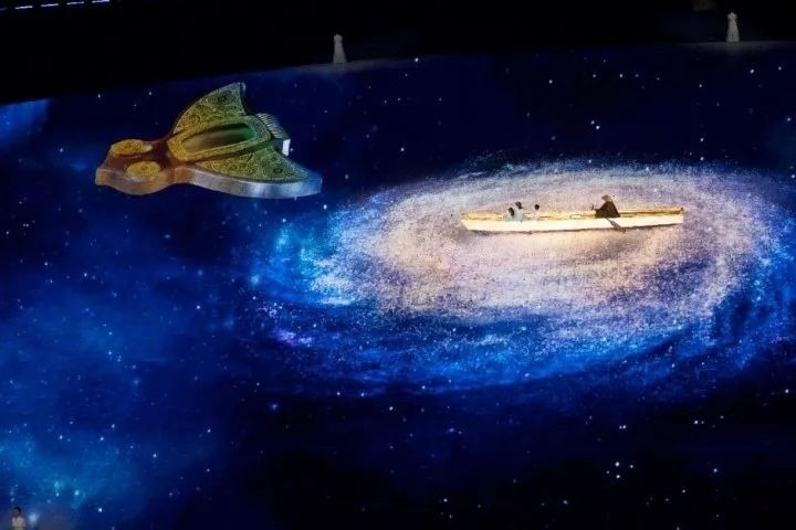 杭州第4屆亞殘運會閉幕式上，吉祥物飛飛幻化回良渚玉鳥的模樣，盤旋于夜色之中。記者 倪雁強 董旭明 攝