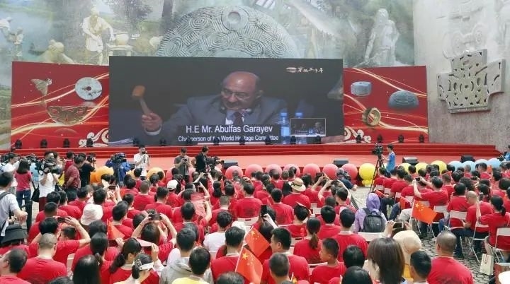 2019年7月6日，杭州市民揮舞國旗慶祝良渚古城遺址獲準(zhǔn)列入世界遺產(chǎn)名錄。記者 吳煌 倪雁強 攝