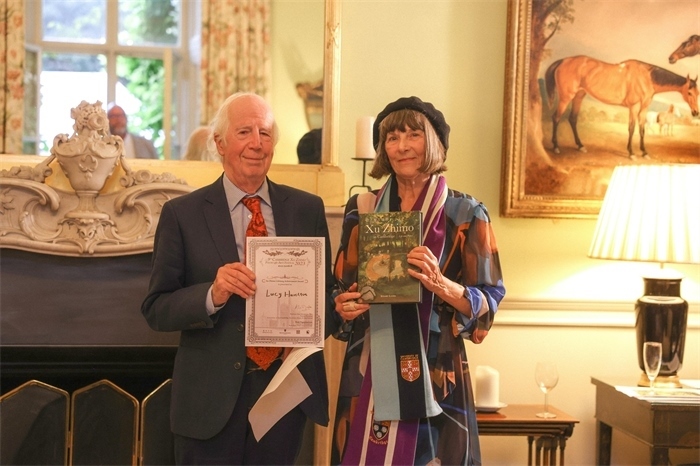 艾倫·麥克法蘭教授為漢密爾頓頒發(fā)文學(xué)類終身成就獎。雨珊攝