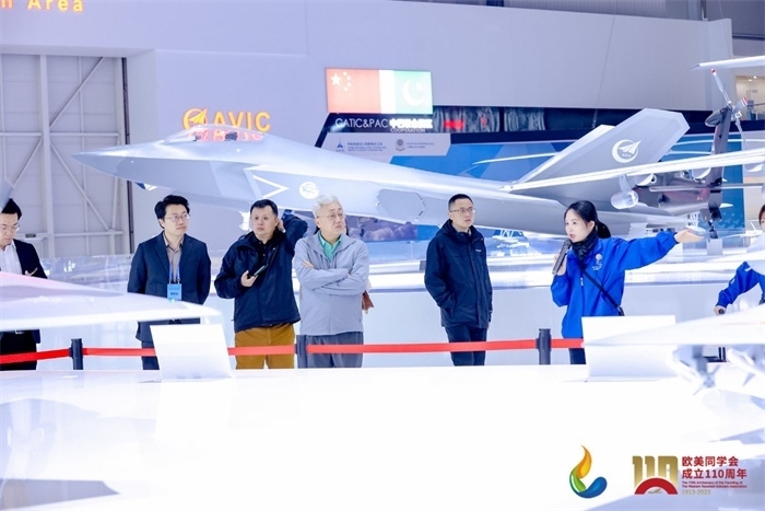 參會嘉賓和留學歸國人員參觀珠海太空中心。主辦方供圖