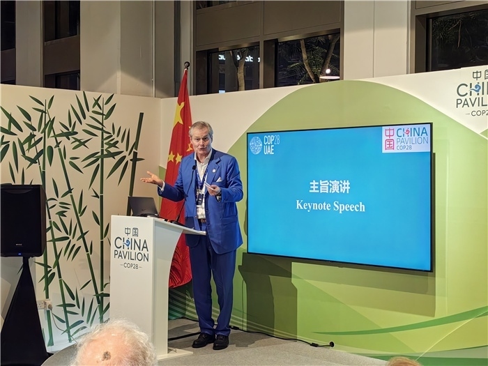 意大利都靈理工大學(xué)終身教授岡特·鮑利發(fā)言。COP28中國角供圖