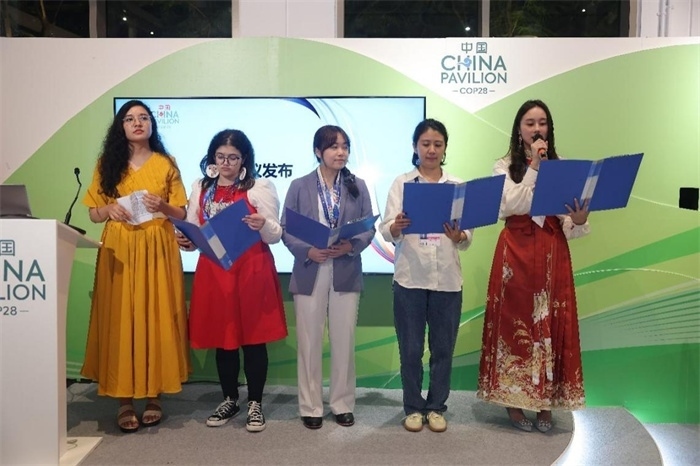 現(xiàn)場(chǎng)發(fā)布《“世界因你而美麗：應(yīng)對(duì)氣候變化的女性領(lǐng)導(dǎo)力”性別倡議》，COP28中國(guó)角供圖