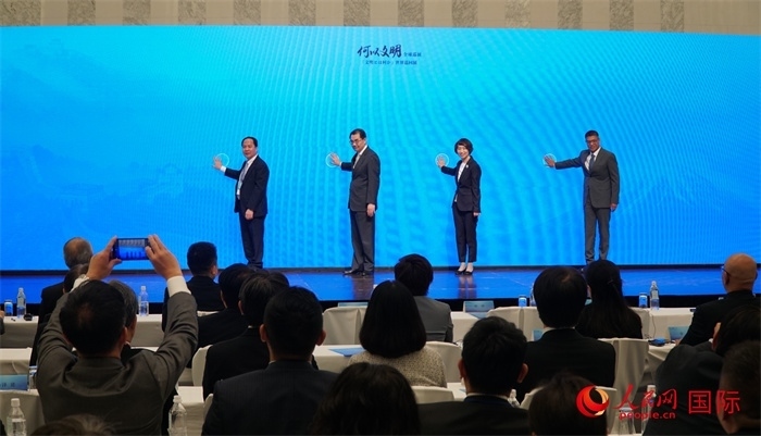 嘉賓共同啟動“何以文明”日本特展體驗暨2024年總臺春晚宣介區(qū)。人民網(wǎng) 蔣曉辰攝