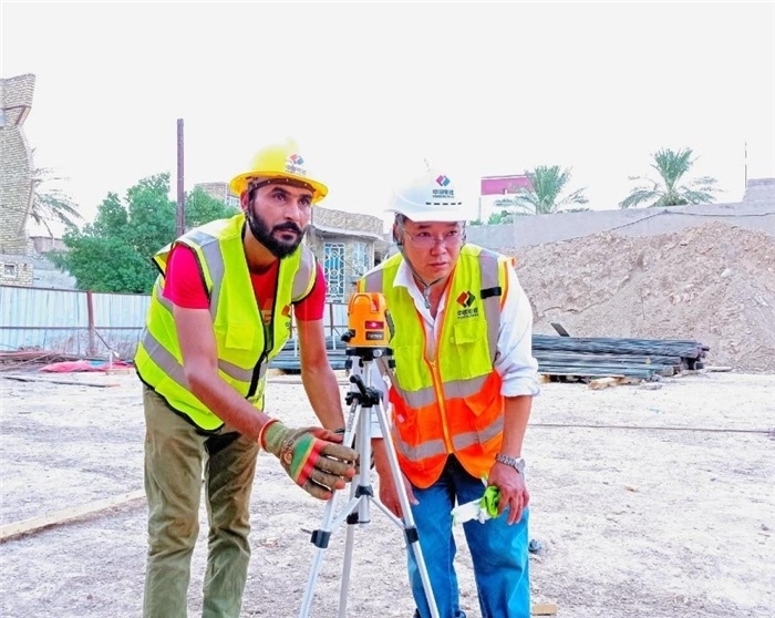 中伊工人在施工中。中國電建供圖