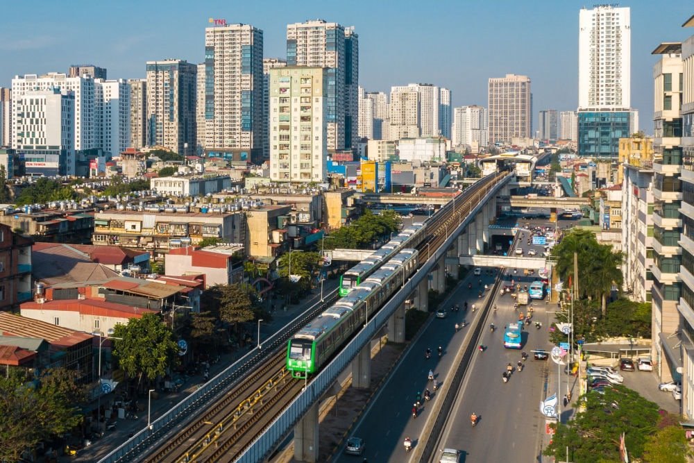 2021年12月1日，在越南首都河內，列車在吉靈-河東輕軌線上行駛。新華社發(fā)（中鐵六局河內輕軌項目部供圖）