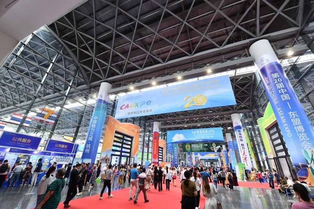 2023年9月18日，參觀者在第二十屆中國—東盟博覽會東盟商品展區(qū)選購商品。新華社記者 黃孝邦 攝