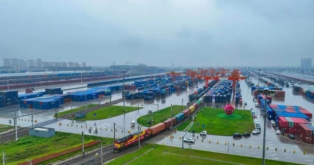 △2023年9月28日，中歐班列長安號第20000列從陜西西安國際港站開出。